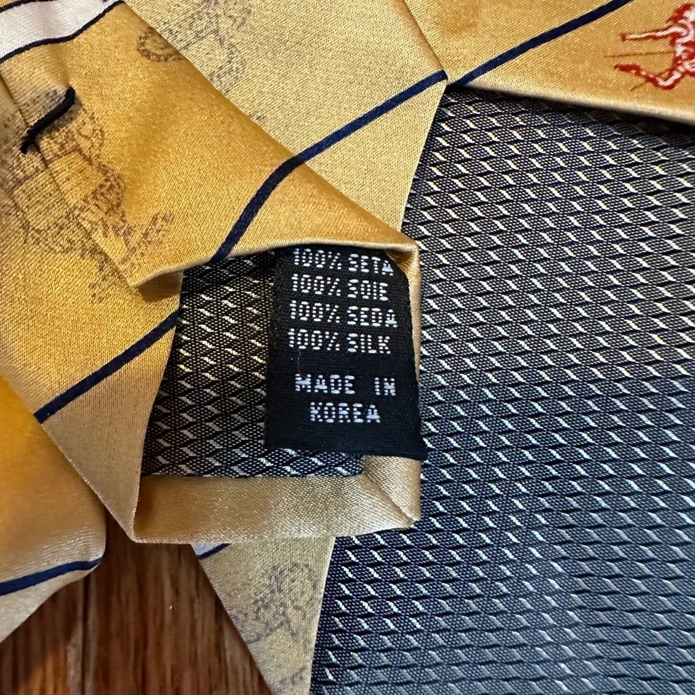 Men’s standard pointed Tie. NCAA Nokia Sugar Bowl 2002. 100%‎ Silk. Gold